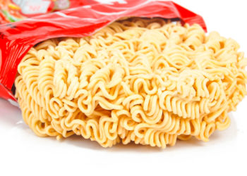 Que gran momento para estar vivo: Ingeniero chino repara lavabo con sopa instantánea.