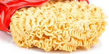 Que gran momento para estar vivo: Ingeniero chino repara lavabo con sopa instantánea.