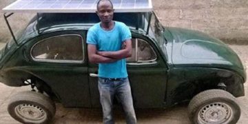 Joven nigeriano tunea vochito y lo vuelve solar y sustentable