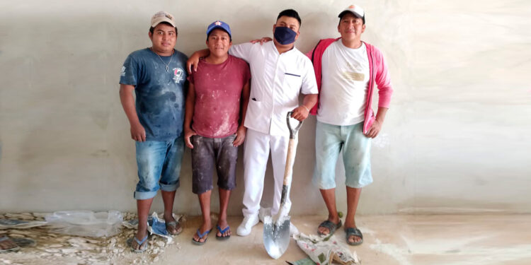 Albañil se gradúa como enfermero y celebra con sus excompañeros de la obra