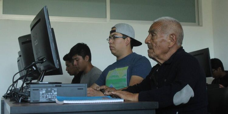Don Felipe, el ingeniero que se graduó a los 84 años