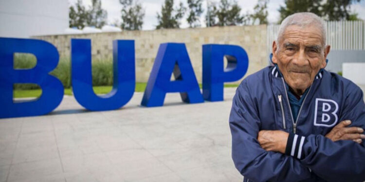 Abuelito de 85 años se gradúa como Ingeniero