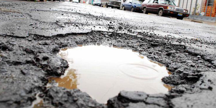 Mexicano creó pavimento anti baches reutilizando llantas