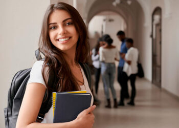 ¿Eres estudiante universitario? Santander te apoya con beca de 9,000 pesos para continuar con tus estudios