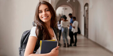 ¿Eres estudiante universitario? Santander te apoya con beca de 9,000 pesos para continuar con tus estudios