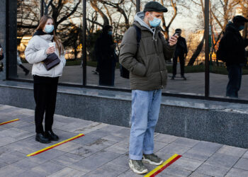 Por solo hacer fila Joven gana más de 200 Dólares