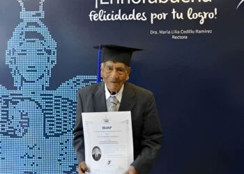 Abuelito de 86 años se Gradúa de la Carrera de Ingeniería