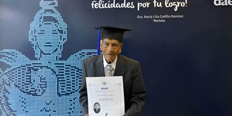 Abuelito de 86 años se Gradúa de la Carrera de Ingeniería